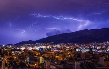 Athens bei Gewitter_Bogdan Radu auf Pixabay.jpg