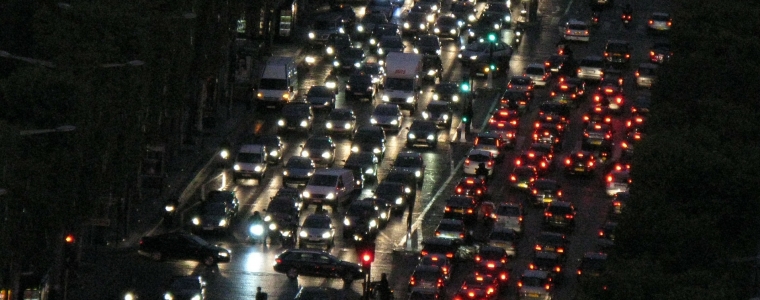 Straßenverkehr bei Nacht 